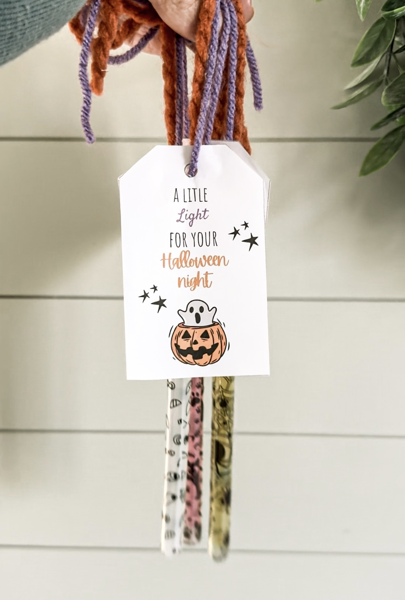 Halloween glow sticks and free printable - Our Tiny Nest Halloween glow sticks and free printable - Our Tiny Nest